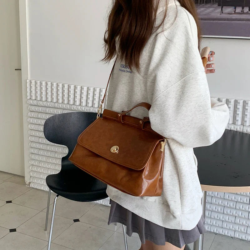 Phoebe | Elegant Handbag with Classic Design and Adjustable Strap