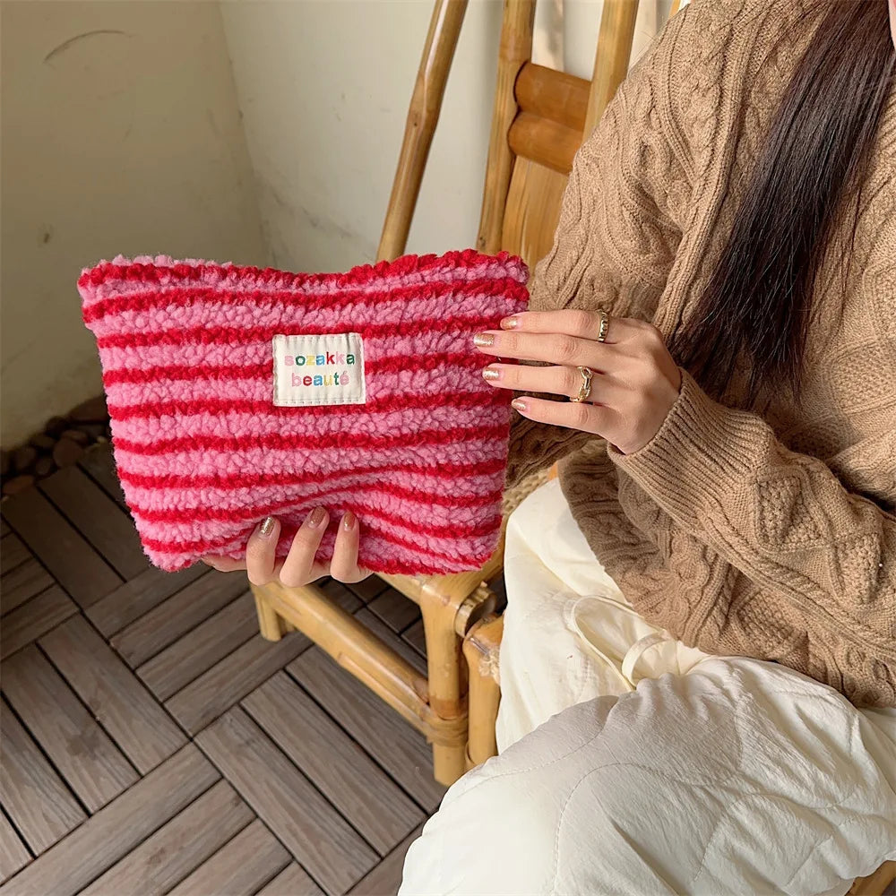 Artemis | Fashionable, compact, and portable cosmetic bag