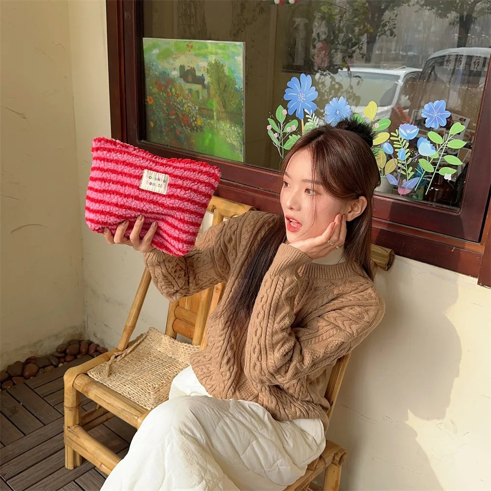 Artemis | Fashionable, compact, and portable cosmetic bag