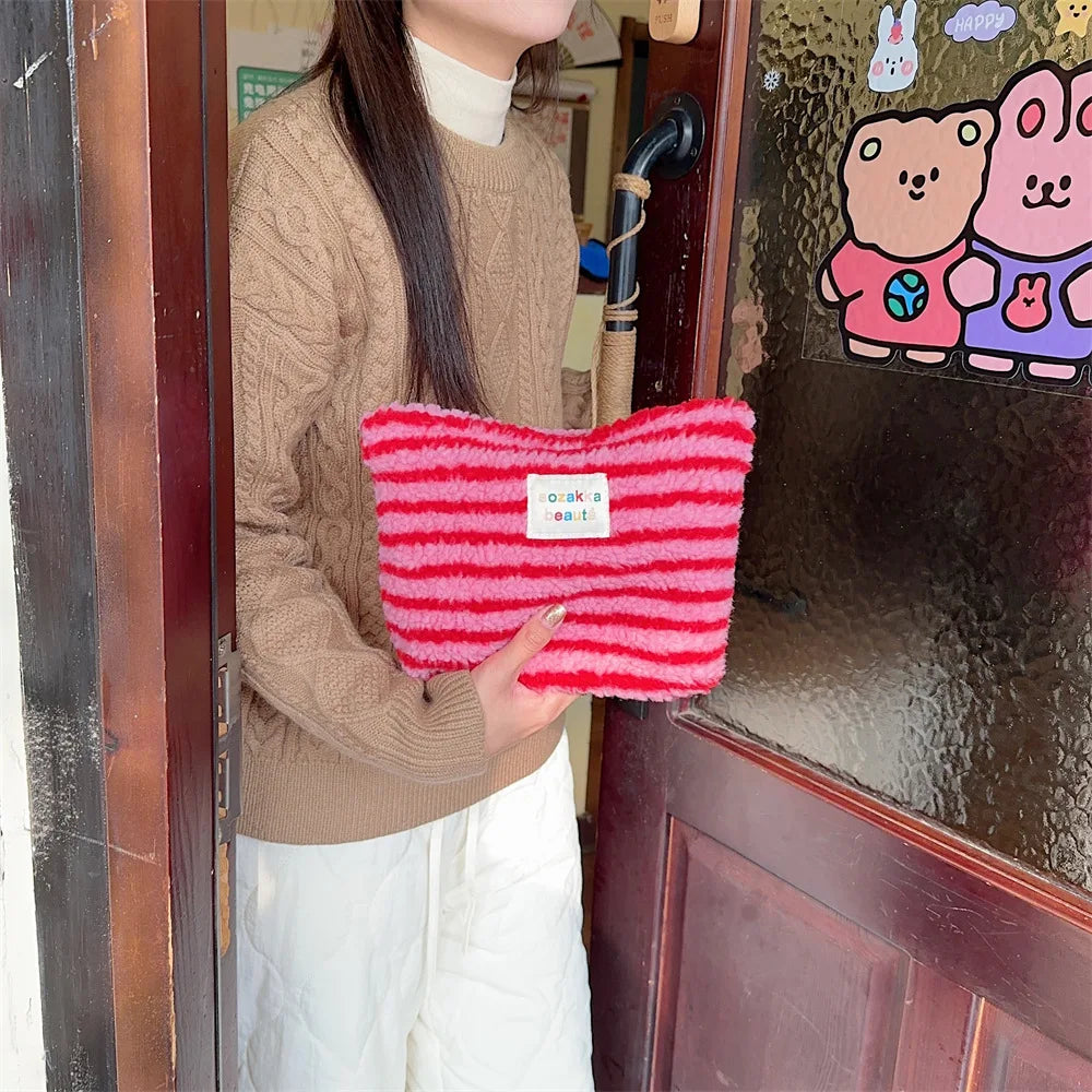 Artemis | Fashionable, compact, and portable cosmetic bag