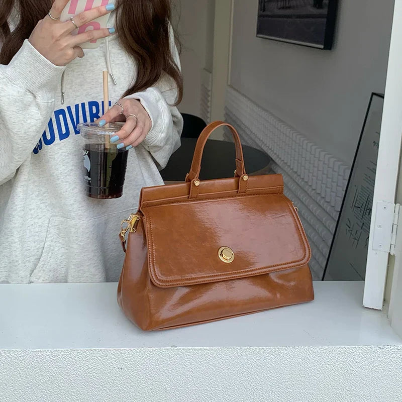Phoebe | Elegant Handbag with Classic Design and Adjustable Strap