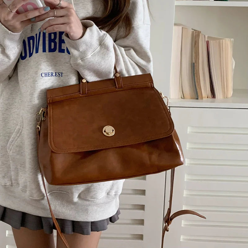 Phoebe | Elegant Handbag with Classic Design and Adjustable Strap