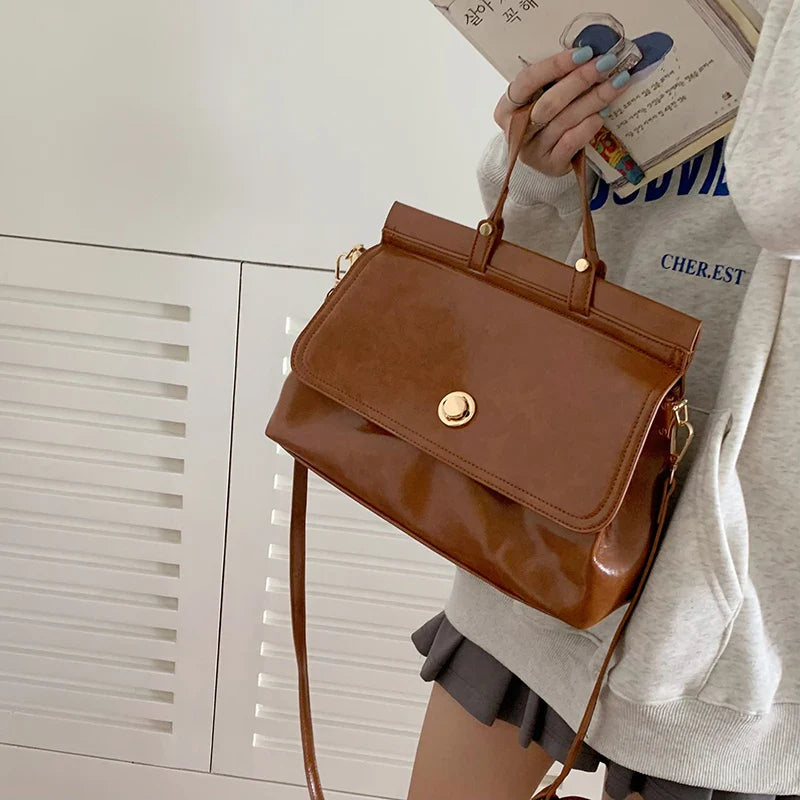 Phoebe | Elegant Handbag with Classic Design and Adjustable Strap