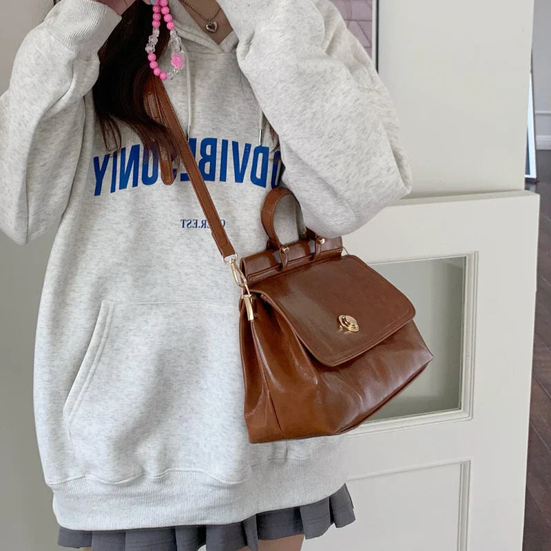 Phoebe | Elegant Handbag with Classic Design and Adjustable Strap