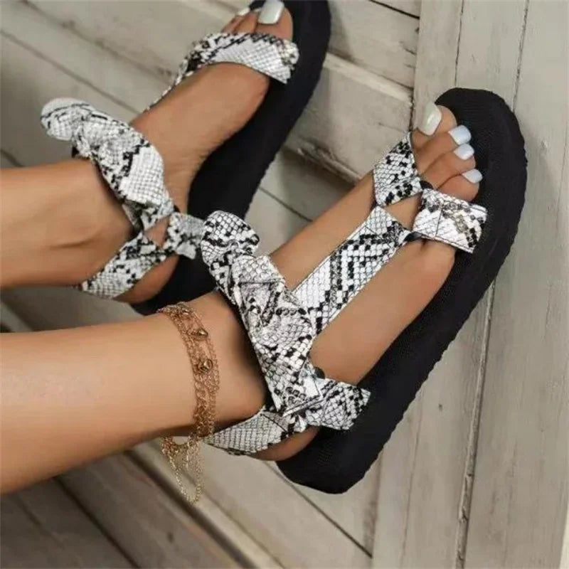 Nieuwe-Zomer-Dames-Sandalen-Kleur-Flat-Casual-Strik-Schoenen-Voor-Dames-Mode-2023-Outdoor-Luipaard-Strand_67855494-6433-4465-9f61-a9d2427d7e64.webp
