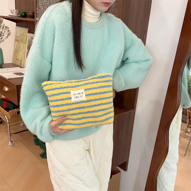 Artemis | Fashionable, compact, and portable cosmetic bag