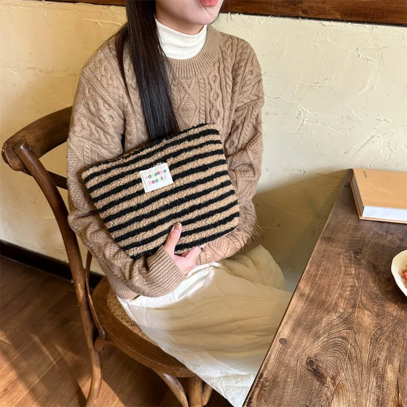 Artemis | Fashionable, compact, and portable cosmetic bag