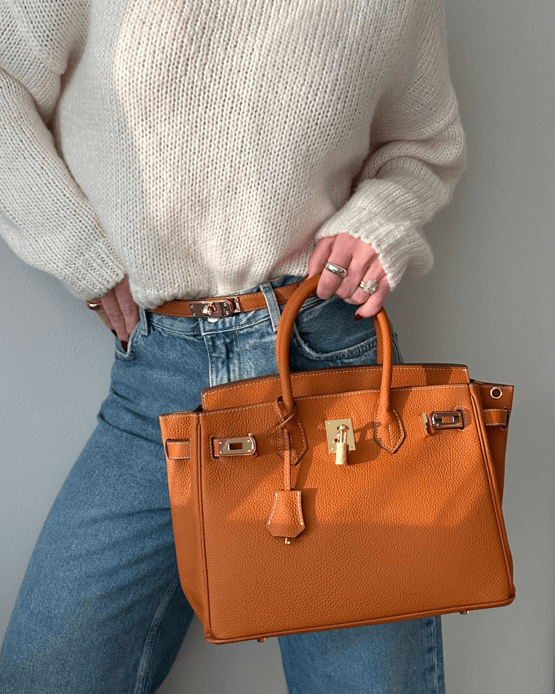 sac-_-main-cuir-orange-tenue-d_contract_e.png